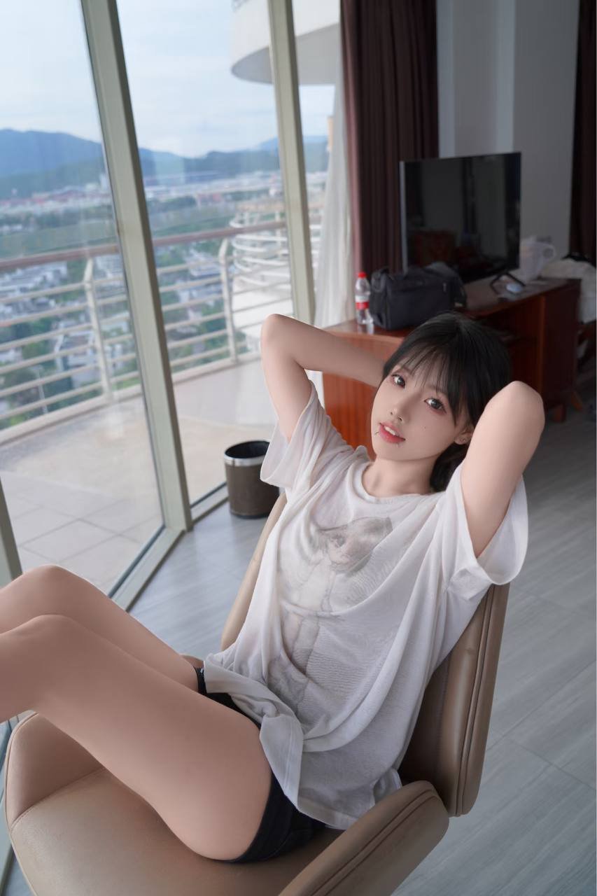 在漯河的午后阳光下，包养教师的微妙关系与内心的宁静探索