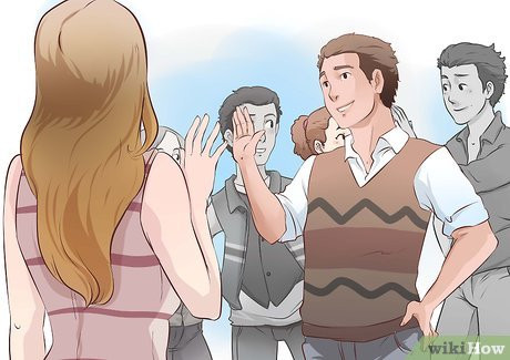 Step 3 Pay attention when she's around her friends.